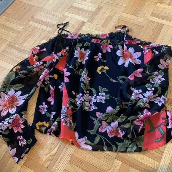 Guess top - Picture 1 of 2